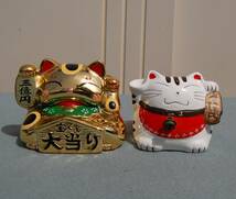 2個　陶器　招き猫　　金と白　宝くじ入れ：貯金箱　三億円　_画像1