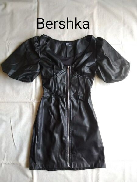 Bershka 黒 フェイクレザー 半袖ワンピース