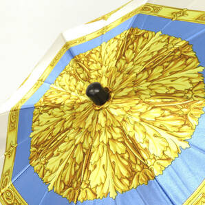 17422 新品未使用 GIANNI VERSACE ジャンニヴェルサーチ アンティーク スカーフ柄 折りたたみ傘 かさ アイボリー×青系マルチ ヴィンテージの画像2