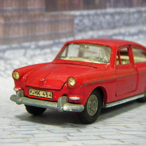 【中古ミニカー】DINKY TOYS / ディンキー：VOLKSWAGEN 1600 TL / フォルクスワーゲン：レッド：1/43：英国製：当時物：No.163の画像2