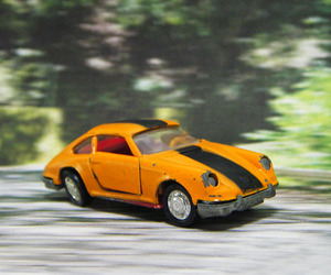 [ Junk minicar ]Schuco Modell / Schuco :PORSCHE / Porsche 911S:No.813:1/66: orange / black : that time thing :. made 
