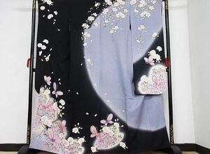 豪華振袖　駒刺繍　花蝶文　暈し染　黒地　金彩　銀通し地　着丈162.5cm　裄丈65cm　正絹