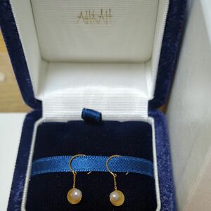 【AHKAH】クレセントパールピアス　箱　販売証明書　キャッチ付き