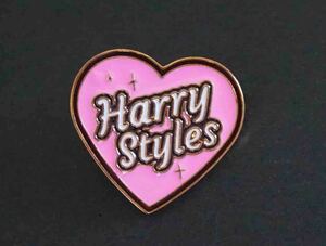 新品ハリー・スタイルズ/Harry Styles イギリス　ミュージック 音楽 楽器 仲間 ■ピンク　ハート■ ピンバッジ バッチ