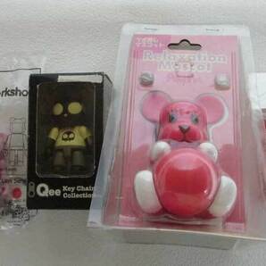 ☆いろいろフィギュア 4種セット☆つぼ押しマスコット ポストペット モモ、Qee Keychain TOYER QEE、WE LOVE SAKURA、ベアブリック BASICの画像1