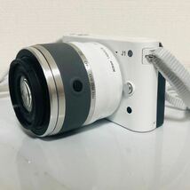 【美品】Nikon 1 J1 ダブルズームキット ホワイト ミラーレス カメラ レンズ交換式デジタルカメラ_画像2