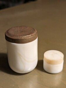 昭和レトロガラス瓶　乳白茶筋瓶とコスメミニサンプル瓶