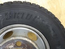 r635-67 ★ 中古 スタッドレスタイヤ 225/80R17.5 123/122L ブリヂストン W910トラック タイヤ ホイール 2-0_画像7