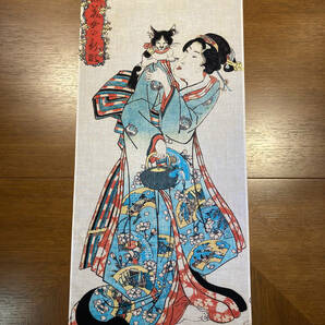 誂染美女の新形　猫と美人 　歌川国貞　浮世絵　　手ぬぐい　手拭い　サイズは約83cm 35cm