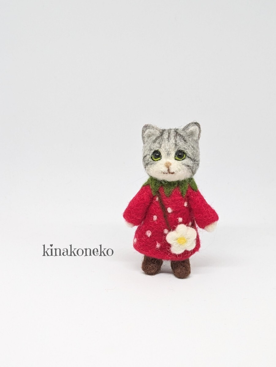 किनाको कैट स्ट्रॉबेरी ड्रेस कैट वूल फेल्ट हस्तनिर्मित लघु आंतरिक सामान, खिलौने, खेल, स्टफ़्ड खिलौना, ऊनी एहसास