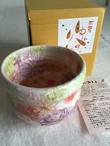 Art hand Auction Taller Yuzuriha Seto Ware Fukufu Bowl Benisaikaga Taza de té Matcha Bowl Cerámica Pintada a mano Patrón floral Utensilios de té Vajilla japonesa Muy popular entre las mujeres Utensilios de té Caja L, ceramica japonesa, seto, taza para té, taza