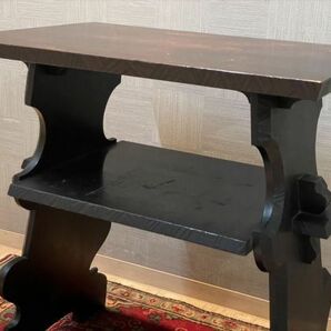西洋クラシック 高級感ある彫装飾の美しいデスク 無垢材 イギリス 木製机 サイドテーブル 作業机 カフェテーブル 店舗什器の画像2