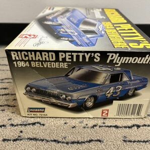 W214-CH3-582 【未開封】LINDBERG リンドバーグ Plymouth プリムス 1964 BELVEDERE ベルベディアRICHARD PETTY リチャード ペティ 1/25の画像3