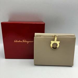 Salvatore Ferragamo フェラガモ ガンチーニ 2つ折り財布 ゴールド金具 ベージュ系