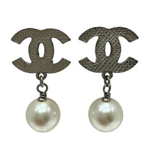 CHANEL Chanel here Mark swing fake pearl silver color earrings A12V