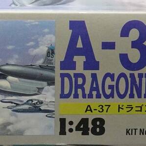 ハセガワ・レベル（モノグラム）絶版 1/48 セスナ A-37A/B ドラゴンフライ 箱、デカールまずまずの状態の画像4