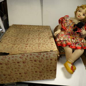 [南十字星]0409A昭和20～30年代 ポーズ人形 椅子に座るクマを抱く女の子の画像1