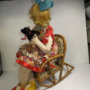 [南十字星]0409A昭和20～30年代 ポーズ人形 椅子に座るクマを抱く女の子の画像3