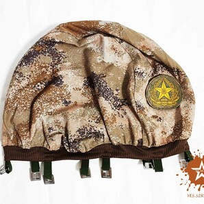 中国軍 中国人民解放軍 21式 星空荒漠迷彩 ヘルメットカバー 帽章 セット 新品未使用の画像1