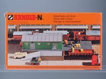 Nゲージ ARNOLD 6440 Shed with Crane クレーン付き貨物庫_画像1