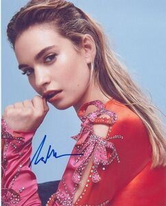 Lily James★直筆サイン写真★証明書COA◆8894