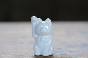 NO.336 old white porcelain. small maneki-neko right on 4 centimeter for searching language -A50g Showa Retro Vintage objet d'art .. thing . earth toy ornament objet d'art 