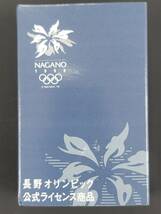 外箱は紙製の為、折り目やキズがあります