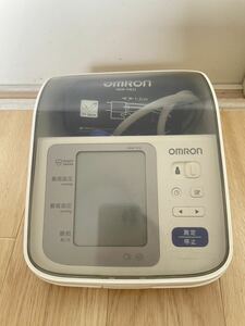 A142 OMRON オムロン 上腕式血圧計 HEM-7310 （中古品）