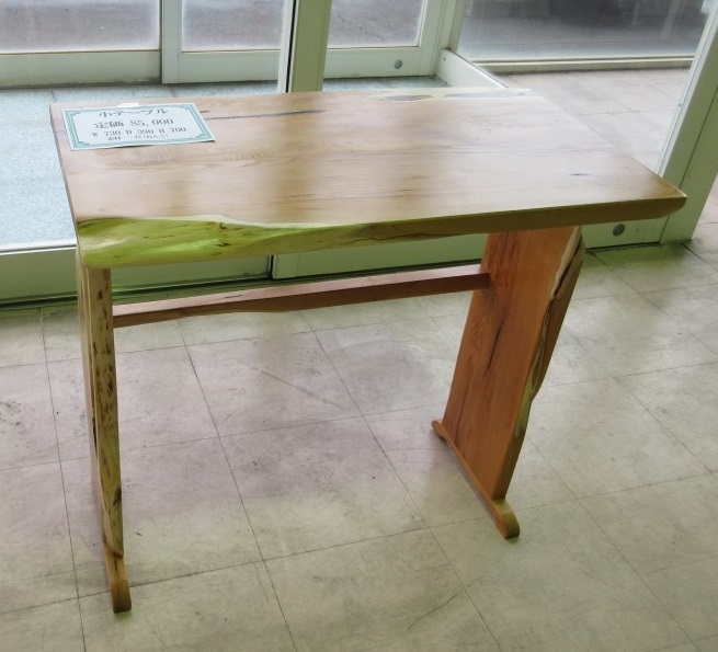 00BY006 Pick-up only [Shirarai Town, Hokkaido] Display item Handmade small table Length (approx.) 730mm / Width (approx.) 390mm / Height (approx.) 700mm Delivery as is, handmade works, furniture, Chair, table, desk