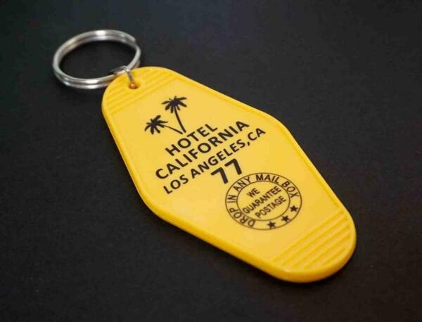  《70S風US黄鍵札》『CALIFORNIA HOTEL KEY HOLDER #77』プラスチック製　キーホルダー《アメ車》 ■ホテル キーホルダー カリフォルニア 