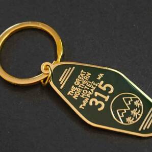 《金属TP深緑軍緑》『Twin Peaks HOTEL KEY HOLDER #315』ツインピークスホテル■新品キーホルダー《アメ車 映画 ムービー アメリカ 旅行》