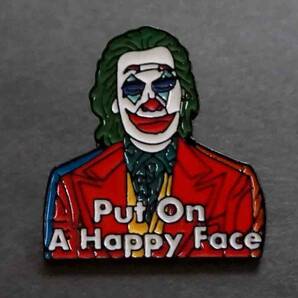 赤服JK英語■『Put On A Happy Face』■新品 ジョーカー/JOKER ■ピンバッジ バッチ■おしゃれ ファッション■映画　ムービー　アニメ