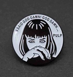  《PIN美女凝視US白黒ISGU》■Black x white ■新品『Pulp Fiction/パルプフィクション』ミア ピンバッジ バッチ■アメリカ 映画 MUSIC