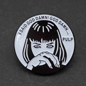  《PIN美女凝視US白黒ISGU》■Black x white ■新品『Pulp Fiction/パルプフィクション』ミア ピンバッジ バッチ■アメリカ 映画 MUSIC