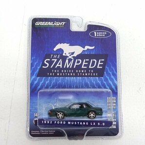 ★未開封★グリーンライト ミニカー STAMPEDE SERIES 2台セット (1992 FORD MUSTANG LX5.0/1965 Ford Mustang GT/ミニカー)★【TY726】の画像2