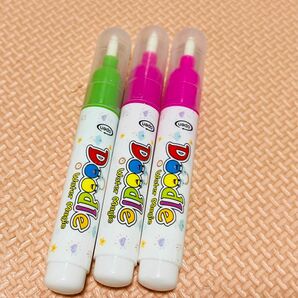 【新品・未使用】キャップ付★ピンク色の持ち手のペン×2本、黄緑色の持ち手のペン×1本の合計3本セット