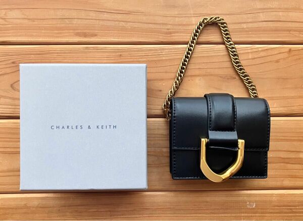 CHARLES & KEITH Gabine ガビーヌ チェーンリンクカードホルダー