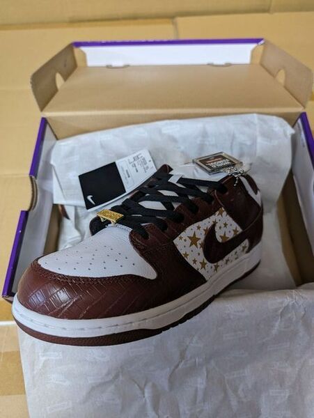 送無 黒タグ付き Supreme Nike SB Dunk Low OG QS Gold Stars White/Barkroot Brown シュプリーム ナイキ SB ダンク ブラウン DH3228-103