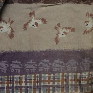 蚊絣 古い木綿の羽織 内布が雀と壽と鶴と福柄でかわいいです 古布 厚手 藍染 古裂 リメイク 麻 木綿 着物 ｎ813の画像6