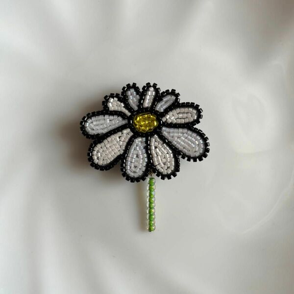 DAISY ブローチ　ビーズ刺繍　雛菊 花