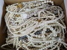 【E】ネックレス アクセサリー ブレスレット パール 真珠 イミテーション まとめて まとめ売り 約1.8kg_画像1