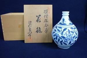 *042425 pavilion . source right .. blue and white ceramics Sakura Tang . vase also box *