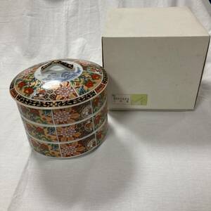 【新品未使用品】有田焼　昇龍窯　三段重 陶器 和食器 色絵 金彩　伊万里　花鳥　食器 陶芸 陶器 花 フラワー 花絵　蓋付き重ね鉢　おせち