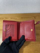 4-270 PRADA プラダ 財布 折り財布 二つ折り財布 ミニ財布 ウォレット ミニウォレット コインケース サフィアーノ 金ロゴ 赤 レッド 無地_画像6