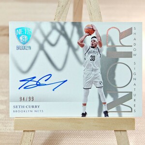 99枚限定 セス・カリー 2022-23 Panini Noir Seth Curry Shadow Signatures On-Card Auto 94/99 Nets 直筆サインカード