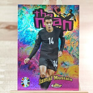 ジャマル・ムシアラ 2023-24 Topps Finest Road To UEFA EURO Jamal Musiala The Man Case Hit SPの画像1