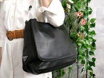 ●超美品●PRADA プラダ●プラスチックハンドル●三角ロゴプレート●ラム レザー 本革●ワンショルダー バッグ●黒●SV金具●B5●Js46157_画像1