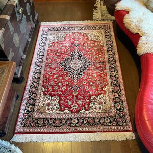 ペルシャ絨毯　　イラン産　　100%シルク絨毯、　リビングサイズ