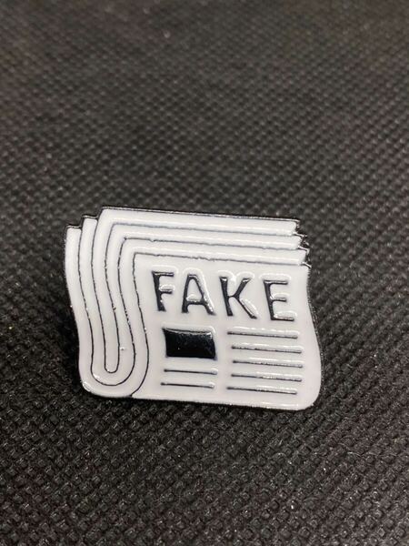 【海外雑貨】FAKE フェイクな情報 ピンバッジ 輸入雑貨 並行輸入品 雑貨 ユニーク おもしろ 個性的 ロック パンク 新聞