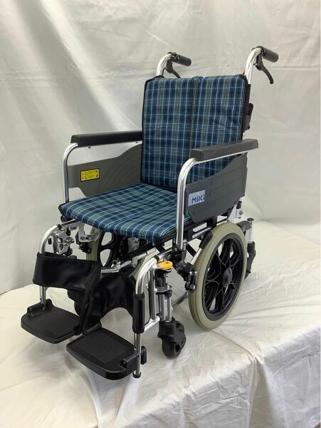 介助式　6輪　多機能車椅子　ミキ　スキット6 SKT-6 コンパクト　全幅48cm ノーパンクタイヤ　高齢者　介護